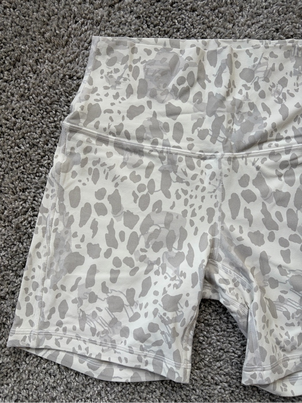 Lululemon Align High Rise Short 6” in Cheetah Camp Antique White Multi Size 6 - Picture 2 of 7